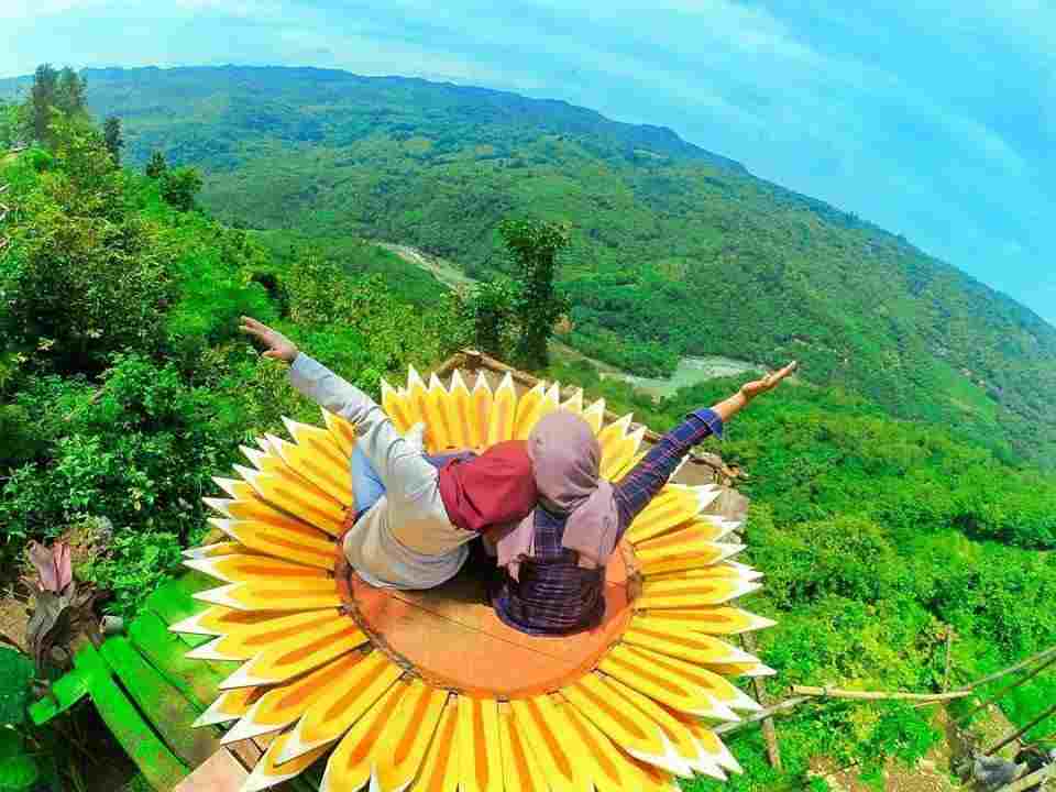 Ingin ke Bukit Mojo Gumelem? Sewa Hiace 24 Jam Dulu Yuk!